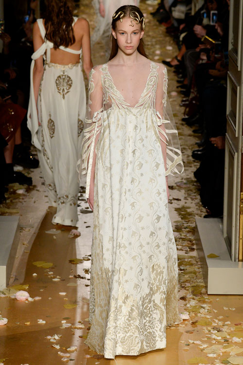 &#39;Loạn nhịp&#39; trước kiệt tác đẹp huyền ảo của Valentino - 17