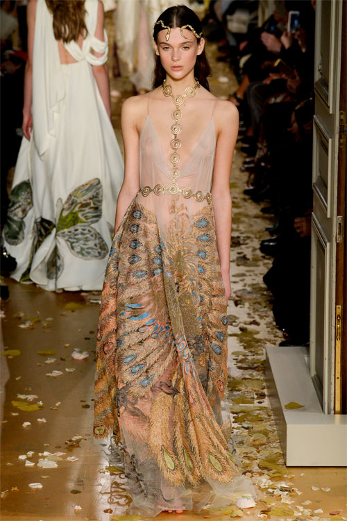 &#39;Loạn nhịp&#39; trước kiệt tác đẹp huyền ảo của Valentino - 19