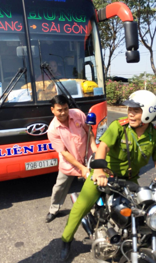 Cảnh sát nổ súng khống chế tài xế xe khách - 2
