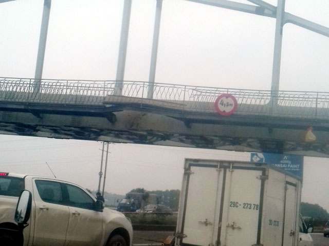 Hy hữu: Xe cẩu đâm lệch dầm cầu đường sắt ở Bắc Ninh - 1