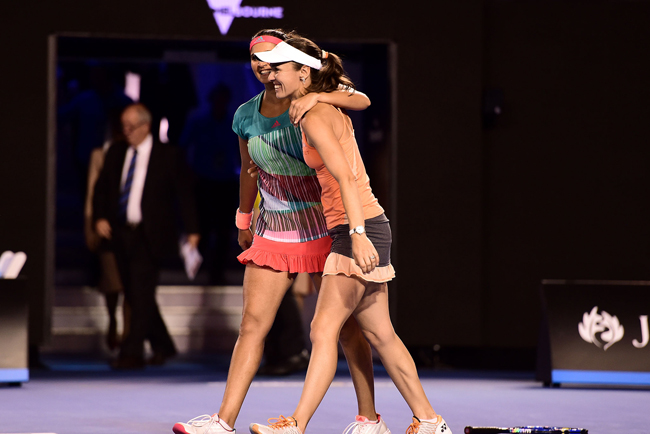 Hingis – Mirza băng băng tiến vào chung kết và dễ dàng đánh bại cặp Hlavackova – Hradecka (CH Czech) với tỉ số 7-6 và 6-3. Đây là lần đầu tiên họ cùng nhau lên ngôi tại Giải Úc mở rộng, nối dài chuỗi 36 trận toàn thắng.
