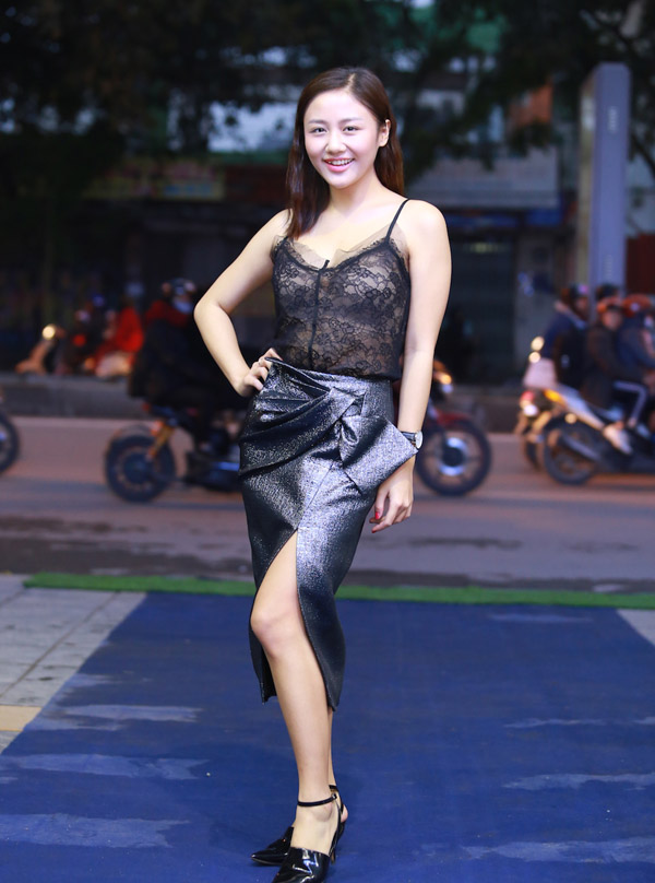 Văn Mai Hương diện áo ren hai dây ngày rét mướt - 4