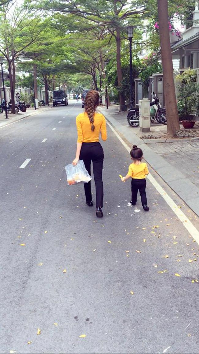 Bộ sưu tập đồ đôi cực "chất" của hai mẹ con hot nhất showbiz Việt cho thấy, không chỉ những cặp tình nhân mới có "đặc quyền" dùng đồ đôi để thể hiện tình cảm.