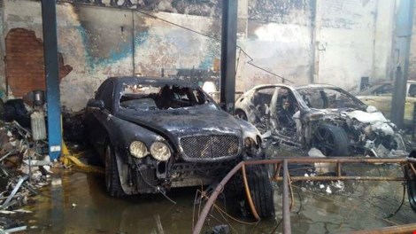 Ảnh: 5 siêu xe cháy trơ khung trong vụ cháy ở Sài Gòn - 1