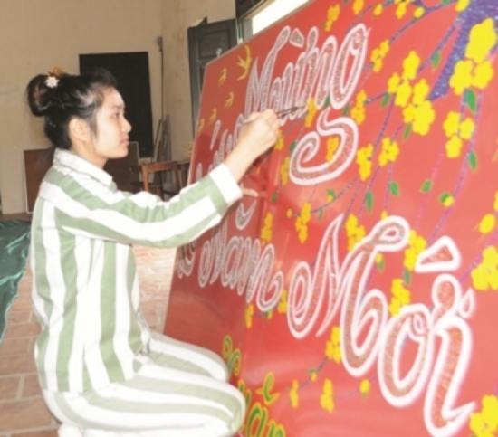 Bước trượt của sơn nữ xinh đẹp và ước mơ ngày về - 1