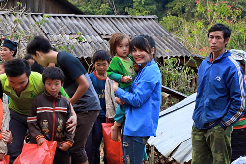 Cô bé vùng cao có khuôn mặt thiên thần được &#34;săn lùng&#34; - 4