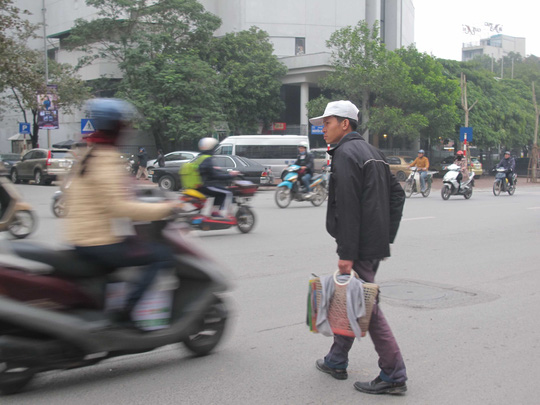 Đi bộ “lung tung”, coi chừng bị phạt! - 2
