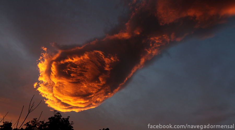 Đám mây kỳ lạ hình “bàn tay của Chúa” - 1