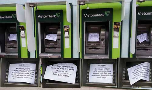 Hàng loạt máy ATM  “lăn ra ốm” dịp cận Tết - 1
