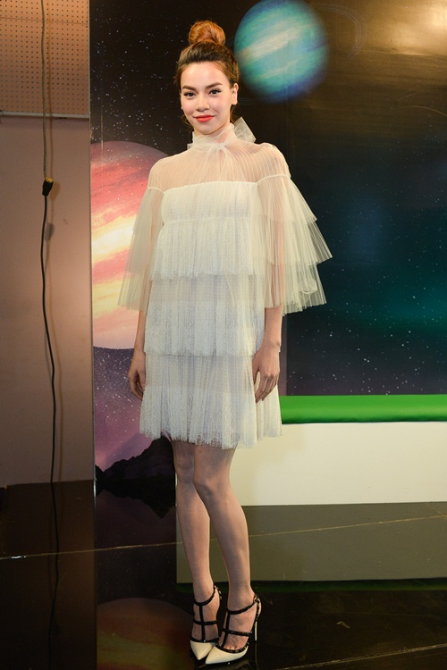 Váy hot nhất tuần: Đầm hiệu 150 triệu của Hà Hồ - 1