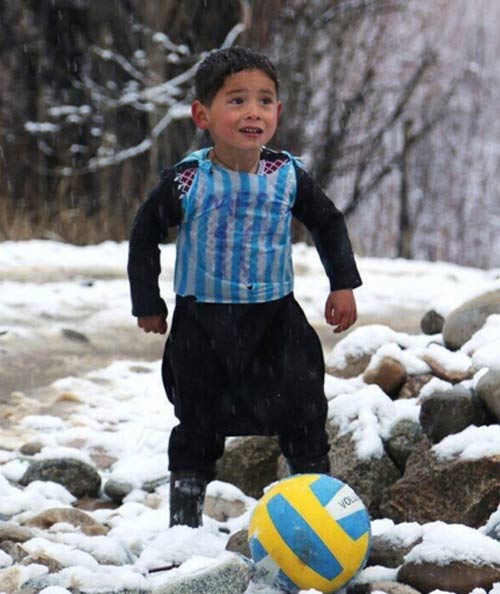 Messi sắp gặp cậu bé nghèo mặc áo đấu nilon gây sốt - 1