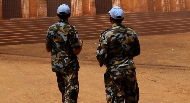 Lính LHQ bị tố ép trẻ em châu Phi đổi sex lấy thức ăn - 1