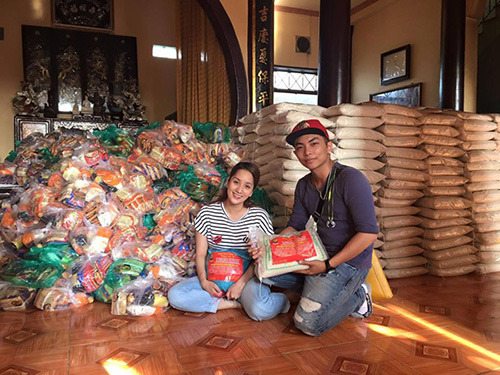 Facebook sao 1/2: Lộ diện 'bạn trai giấu mặt' của Bảo Thy - 6