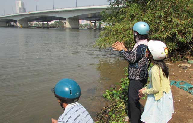 Tiễn ông Táo: Người thả cá phóng sinh, kẻ kéo lưới thu về - 14