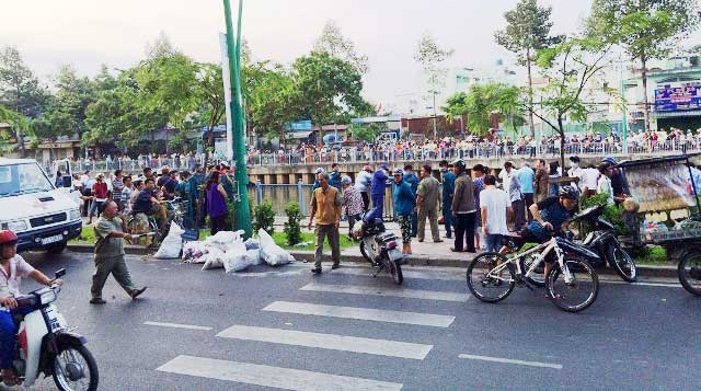 Thi thể nam sinh chết bất thường trên kênh Nhiêu Lộc - 2