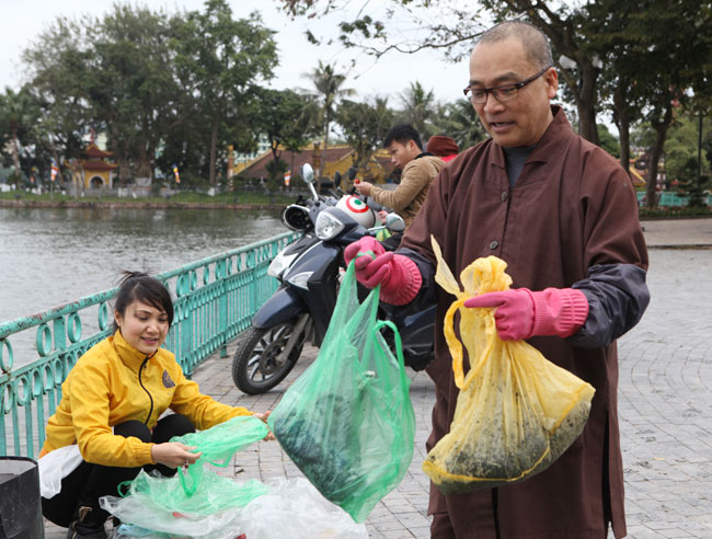 Ra Hồ Tây, cá chép Ông Táo gặp sóng to, gió lớn - 11