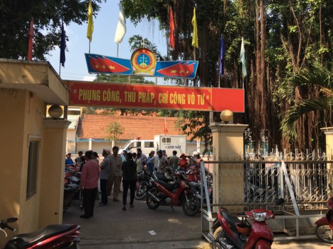 Phản đối tòa, luật sư… xách cặp ra về - 1