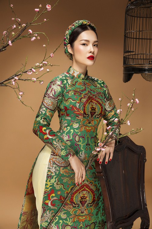 Diễn viên Dương Cẩm Lynh đẹp ấn tượng với áo dài gấm - 1
