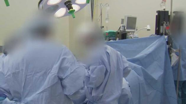 Mỹ: Tưởng có khối u trong bụng, hóa ra khăn của bác sĩ - 1