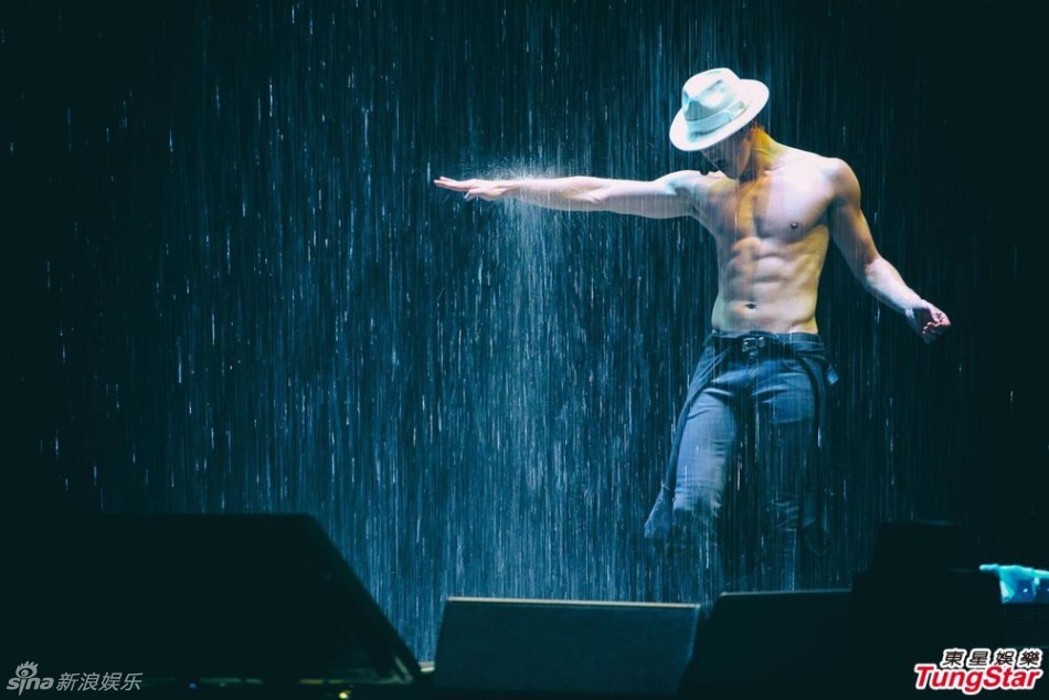 Bi Rain gây sốt khi khoe bụng 6 múi giữa trời mưa - 2