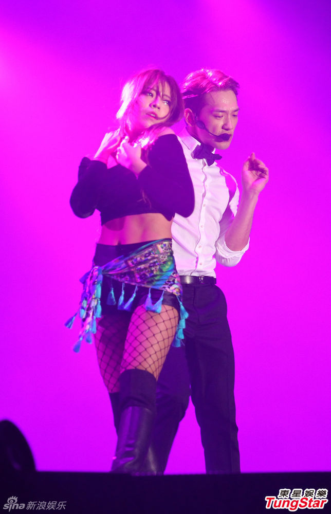 Bi Rain gây sốt khi khoe bụng 6 múi giữa trời mưa - 9