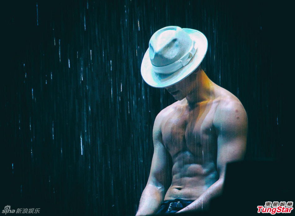 Bi Rain gây sốt khi khoe bụng 6 múi giữa trời mưa - 3