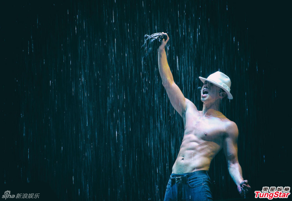 Bi Rain gây sốt khi khoe bụng 6 múi giữa trời mưa - 4