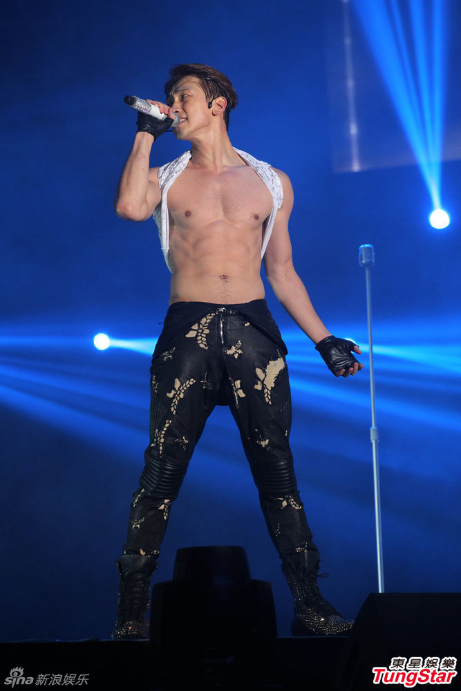 Bi Rain gây sốt khi khoe bụng 6 múi giữa trời mưa - 6