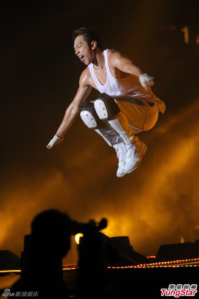 Bi Rain gây sốt khi khoe bụng 6 múi giữa trời mưa - 8