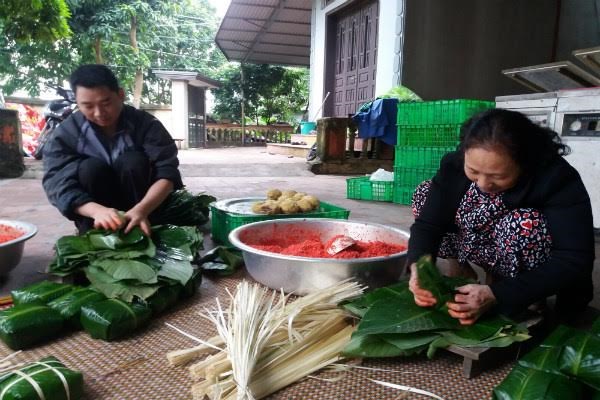 Về làng mỗi người gói hàng nghìn bánh chưng mùa Tết - 11