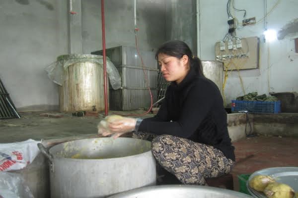 Về làng mỗi người gói hàng nghìn bánh chưng mùa Tết - 4