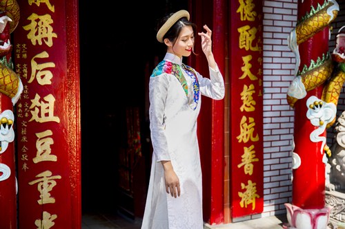 Quỳnh Châu đẹp rạng rỡ với áo dài truyền thống - 1