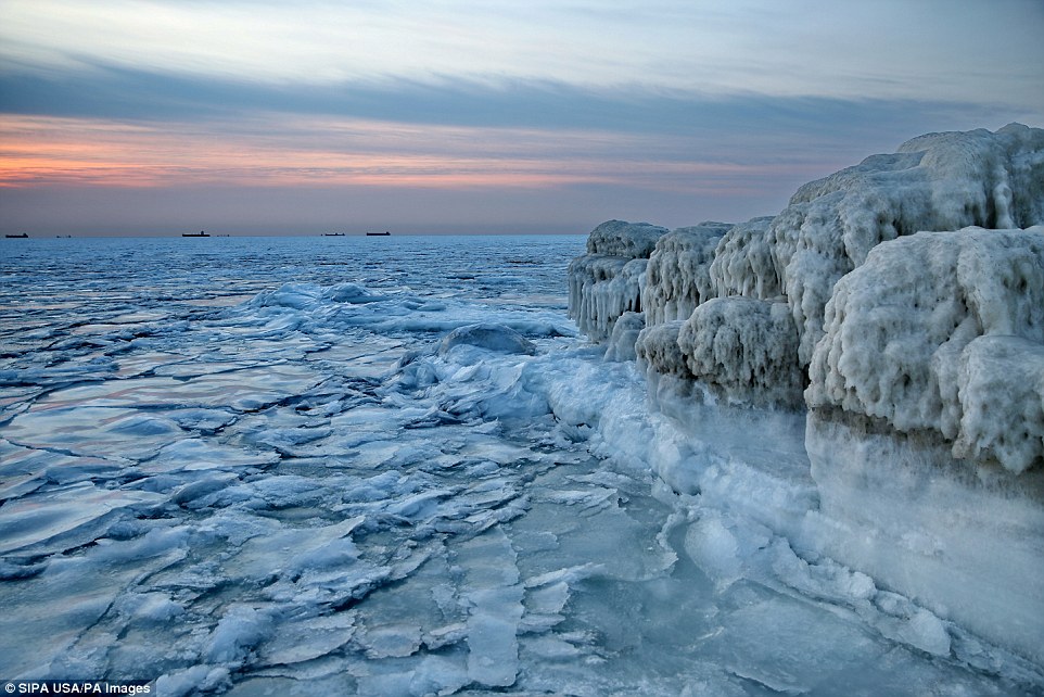 Cảnh đẹp thần tiên dọc bờ biển đóng băng ở Trung Quốc - 1