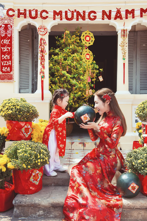 Elly Trần lần đầu chụp ảnh đón Tết cùng con gái - 1