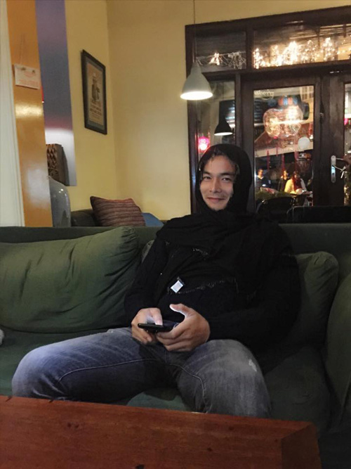 Facebook sao 3/2: Cao Thái Sơn khoe ngực trần khi vào bếp - 13