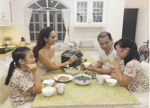 Facebook sao 3/2: Cao Thái Sơn khoe ngực trần khi vào bếp - 6