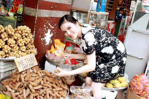 Khoảnh khắc bình dị của sao Việt khi mua bán 'chợ cóc' - 1