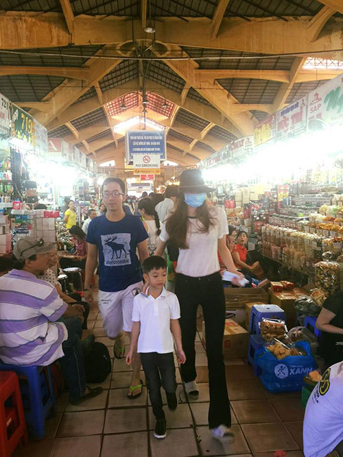 Khoảnh khắc bình dị của sao Việt khi mua bán 'chợ cóc' - 2