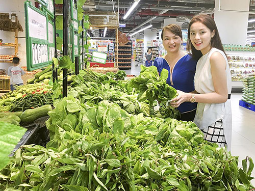 Khoảnh khắc bình dị của sao Việt khi mua bán 'chợ cóc' - 6