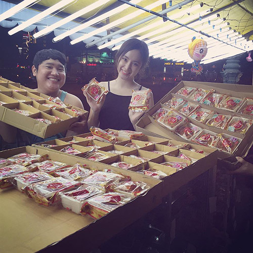 Khoảnh khắc bình dị của sao Việt khi mua bán 'chợ cóc' - 9