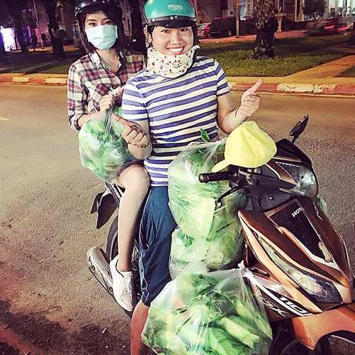 Khoảnh khắc bình dị của sao Việt khi mua bán 'chợ cóc' - 10