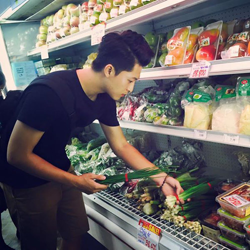 Khoảnh khắc bình dị của sao Việt khi mua bán 'chợ cóc' - 15