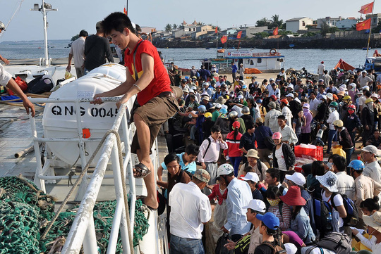 Tàu ra Lý Sơn quay lại vì sóng lớn, hàng trăm khách mắc kẹt - 1