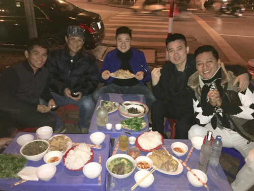 Facebook sao 3/2: Cao Thái Sơn khoe ngực trần khi vào bếp - 4