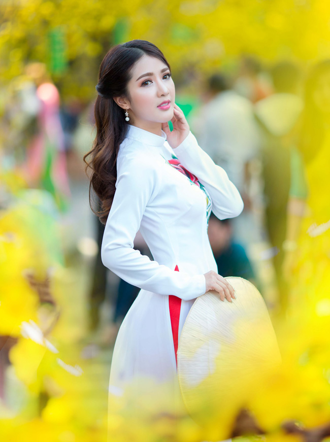 Hot girl Linh Napie diện áo dài nổi bật du xuân trên phố Sài Gòn