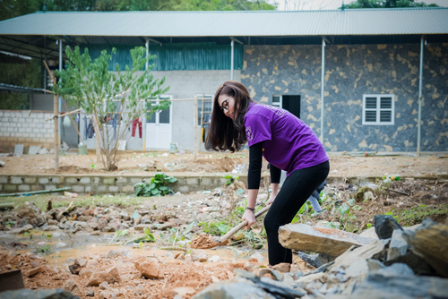 Á hậu Tú Anh lên bản gói bánh chưng tặng người nghèo - 6