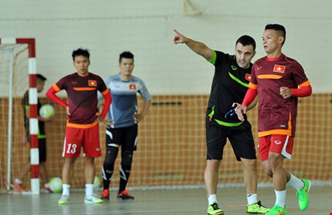 Futsal VN dự giải châu Á: Khổ luyện nơi không có tết - 8