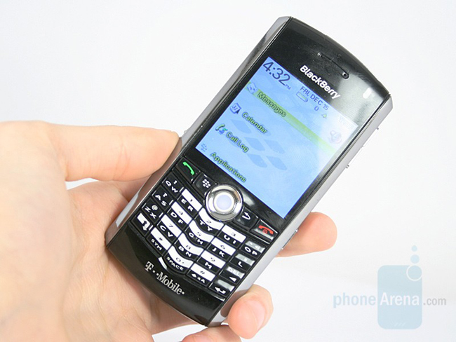 1. BlackBerry Pearl 8100

Điện thoại thông minh BlackBerry Pearl 8100 thừa hưởng thiết kế từ dòng BlackBerry 7100, nhưng không trang bị bàn phím cứng QWERTY đầy đủ giống như hầu hết các mẫu điện thoại BlackBerry, mà thay vào đó là bàn phím SureType với 4 hàng và mỗi phím có 2 ký tự (ngoại trừ phím L và phím M).