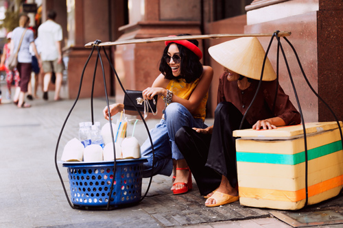 Đoan Trang diện áo yếm, quần jeans đón tuổi 37 - 10