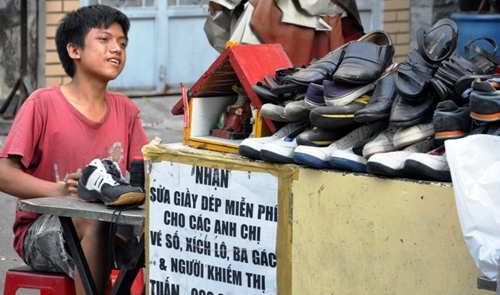 Thanh niên sửa giày miễn phí cho người nghèo giữa Sài Gòn - 1
